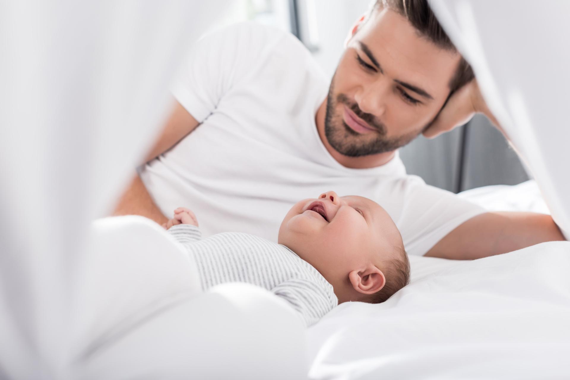 Ημέρα του Πατέρα: Όσα πρέπει να γνωρίζουμε για την ανδρική γονιμότητα