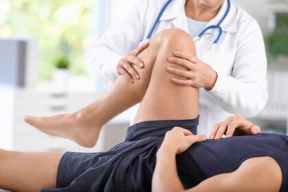 Κυανούς Σταυρός πολυπαραγοντική χειρουργική διόρθωση παράλυσης ποδιού από εγκεφαλικό