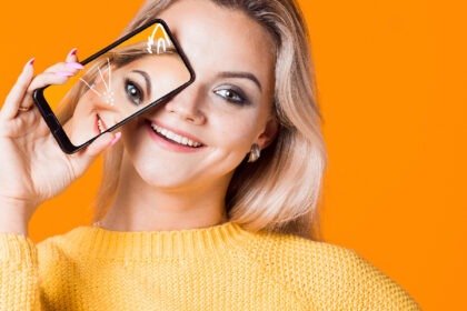 χαμογελαστή κοπέλα